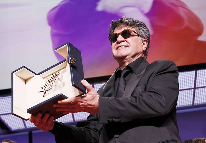 24일(현지 시간) 제78회 칸국제영화제 폐막식에서 최고상인 황금종려상을 수상한 이란 감독 자파르 파나히는 “(이 상은) 나를 위한 게 아니다. 모든 이란 제작자가 (표현의 자유를 지니고) 활동할 수 있길 바란다”고 말했다. 칸=AP 뉴시스