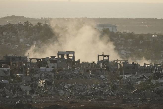 20일(현지 시간) 이스라엘군의 가자지구 폭격 이후 연기가 피어오르는 모습이 이스라엘 남부에서 관측되고 있다. 2025.05.21 가자지구=AP/뉴시스