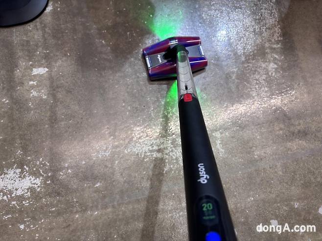 펜슬백 플러피콘 헤드 양쪽에 부착된 LED조명. 황소영 기자 fangso@donga.com