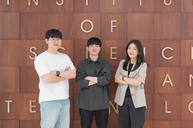 (왼쪽부터) GIST 신소재공학과 윤준연 박사과정생·황준호 박사과정생·이은지 교수. GIST 제공