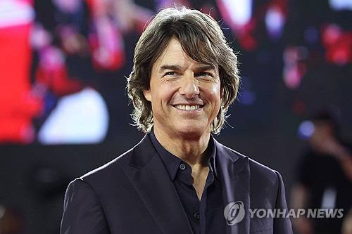 12번째 내한한 톰 크루즈가 지난 8일 서울 송파구 롯데월드 아이스링크에서 열린 영화 '미션 임파서블 : 파이널 레코닝' 레드카펫 행사에서 포즈를 취하고 있다. 연합뉴스