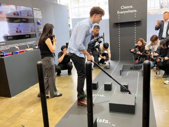 네이슨 로슨 맥클린 다이슨 시니어 엔지니어링 매니저가 26일 서울 성수동 '무신사 스퀘어 성수 4'에서 열린 ''다이슨 차세대 기술 소개 행사'에서 펜슬백 플러피콘 무선청소기를 시연하고 있다. 장우진 기자