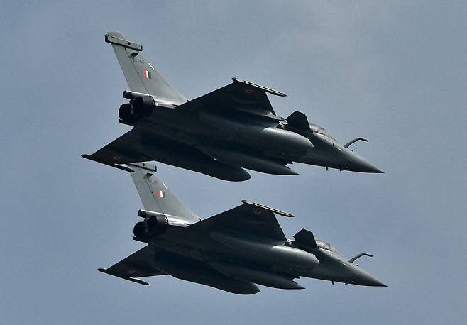 2021년 2월 인도 벵갈루루 공군기지에서 열린 ‘에어로 인디아 2021’에서 인도 공군의 라팔 전투기가 비행하고 있다. / 사진 로이터연합