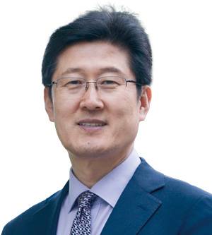 김인현 법학 전문대학원 명예 교수·선장 - 한국해양대 항해학, 고려대 법학 학·석·박사, 전 일본 산코기센 항해사·선장