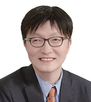 김흥종 고려대 특임교수 - 서울대 경제학 학·석·박사, 옥스퍼드대 명예 펠로, 전 대외경제정책연구원(KIEP) 원장, 현 산업통상자원부 통상교섭민간자문위원회 위원