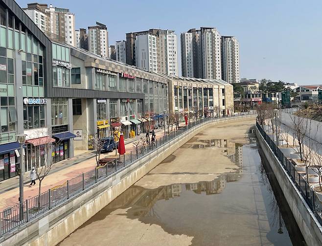 김포 한강 신도시 내 금빛수로. 라베니체 상가가 밀집해 있는 이곳은 4월 초까지 수로에 물을 안 채웠다. 사진은 4월 4일 방문한 금빛수로. / 사진 정해용 기자