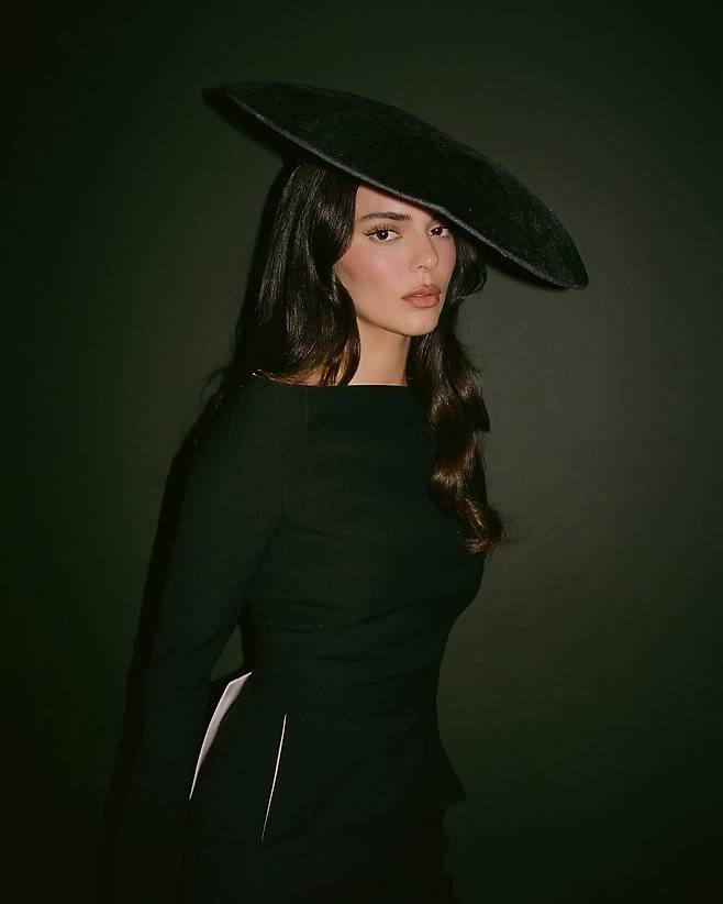 @maryphillips 가 완성한 카이아 거버와 켄달 제너의 메이크업.