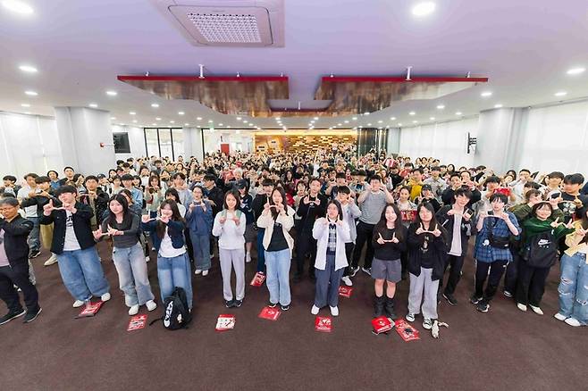 지난 24일 'Discover the U' 행사에 참석한 중·고등학생과 학부모 400여 명이 유타대 아시아캠퍼스에서 기념촬영을 하고 있다.