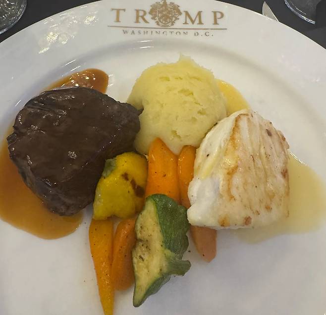 지난 22일(현지 시각) 미국 버지니아 골프 클럽에서 진행된 도널드 트럼프 미국 대통령 비공개 만찬에 제공된 음식. 사진=와이어드 캡처