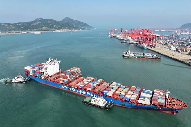 21일 중국 장쑤성 렌윈강 항구에서 컨테이너선이 입항하고 있다.AFP연합뉴스