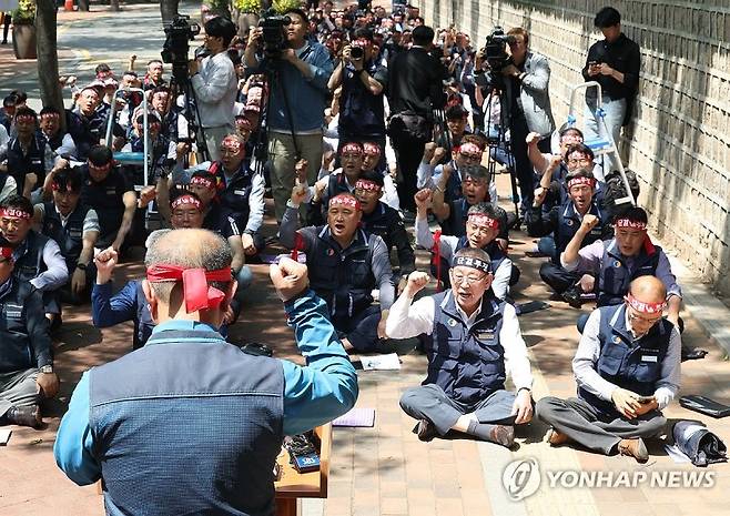 서울시 버스노조 각 지부가 지난 14일 오전 서울시청 서소문별관 덕수궁 쪽 인도에서 서울시 규탄 결의대회를 진행하고 있다. 연합뉴스