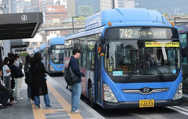 지난 12일 서울 중구 서울역버스환승센터에서 시민들이 버스를 이용하고 있다. 뉴스1