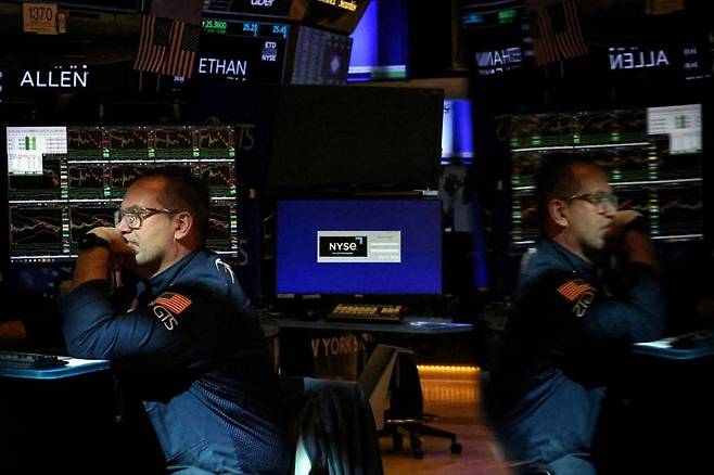 뉴욕증권시장의 한 관계자가 요동치는 미 증시 지수를 넋 나간 듯 지켜보고 있다. 로이터통신 월스트리트저널 웹사이트 갈무리