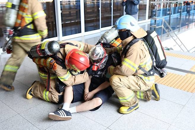 부산교통공사가 본사 재난상황실과 3호선 강서구청역에서 유관기관과 함께 열차 탈선·화재 상황에 대한 대응 절차를 점검하며 합동훈련을 하고 있다. 부산교통공사 제공
