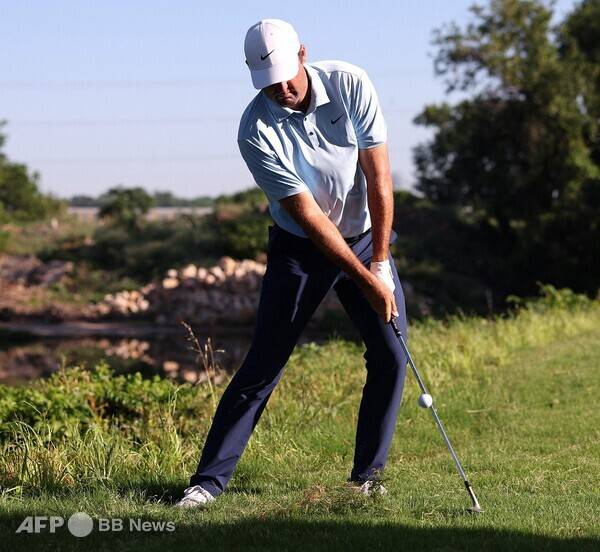 사진은 칼럼 내용과 관련 없는 참고 이미지입니다. 남자골프 세계랭킹 1위 스코티 셰플러가 2025년 미국프로골프(PGA) 투어 대회에 출전해 러프에서 샷을 하는 모습입니다. 사진제공=ⓒAFPBBNews = News1 (사진이나 칼럼을 무단으로 사용하지 마십시오.)