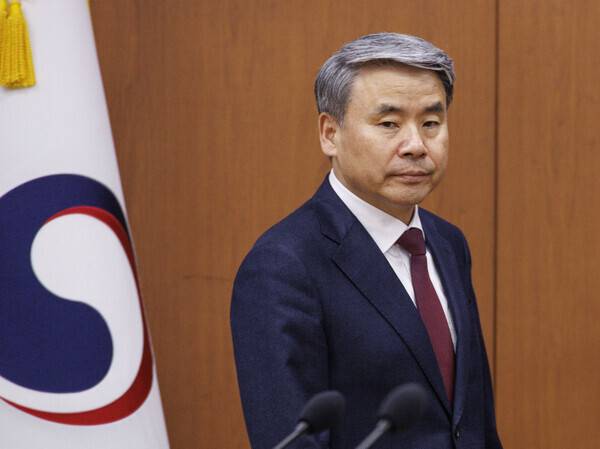 이종섭 당시 주호주 대사가 지난해 3월28일 오전 서울 종로구 외교부에서 열린 방위산업협력 주요 공관장 회의에 입장하고 있다. 연합뉴스