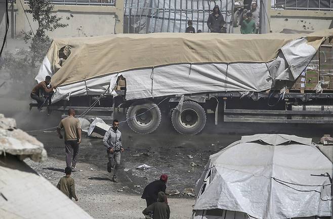 25일(현지시각) 인도주의 물품을 실은 구호 트럭이 알 라시드 도로를 따라 가자시티로 진입하고 있다. 가자시티/EPA 연합뉴스