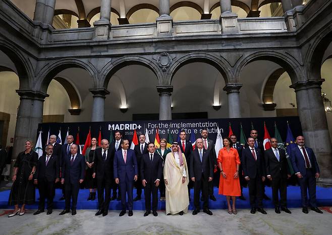 25일 스페인 마드리드에 모인 유럽과 아랍국가, 브릭스 국가 등 20개국 국가 고위급 대표들. 로이터 연합뉴스