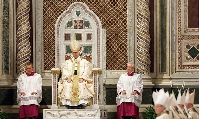 25일 교황 레오 14세의 착좌식이 로마 시내의 산 조반니 인 라테라노 대성당에서 거행됐다. 로이터 연합뉴스