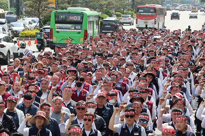 26일 오후 서울 송파구 교통회관 앞에서 ‘총파업 투쟁 승리쟁취 버스노동자 결의대회’가 열리고 있다. 김태형 기자 xogud555@hani.co.kr