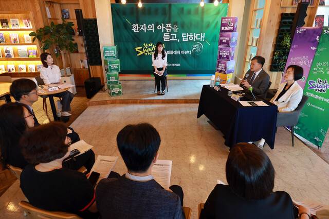 26일 서울 마포구 한 북카페에서 한국환자단체연합회가 연 ‘환자 샤우팅 카페\'에서 더불어민주당 중앙선대위 정책본부·직능본부 부본부장인 김윤 의원이 응급의료 정책과 관련해 발언하고 있다. 이날 행사에 참석한 환자 단체 대표들은 대선 후보들에게 환자기본법 제정, 환자정책국 신설 등 환자 정책을 제안했다. 연합뉴스