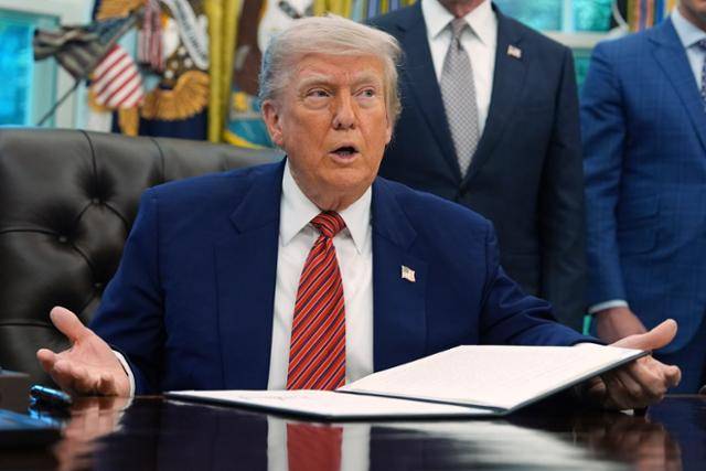 도널드 트럼프 미국 대통령이 23일 워싱턴 백악관에서 원자력 에너지 관련 행정명령에 서명하고 있다. 워싱턴=AP 연합뉴스