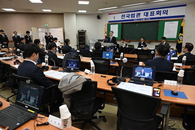 조희대 대법원장이 지난달 14일 경기 고양시 사법연수원에서 열린 전국법관대표회의에서 인사말을 하고 있다. 전국법관대표회의 제공