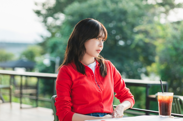 '금주를 부탁해'는 지극히 상식적인 애주가라 자평하던 한 여자가 술을 증오하는 첫사랑과 재회하며 인생 첫 금주에 도전하게 되는 이야기를 담는다. tvN 제공