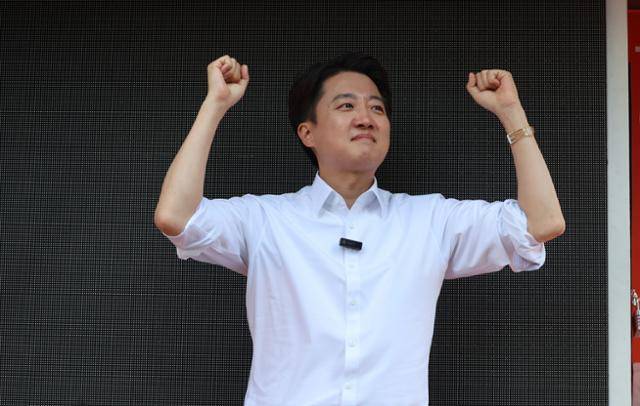 이준석 개혁신당 대선 후보가 25일 서울 종로구 서순라길을 찾아 선거 유세를 하고 있다. 뉴스1