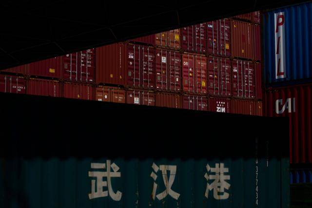 23일 중국 후베이성 우한의 양뤄항에 컨테이너들이 높게 쌓여 있다. 우한=AP 연합뉴스
