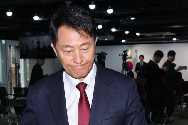 오세훈 서울시장이 지난달 12일 서울 여의도 국민의힘 당사에서 긴급 기자회견을 열어 대선 불출마 선언을 한 뒤 회견장을 나서고 있다. 뉴스1