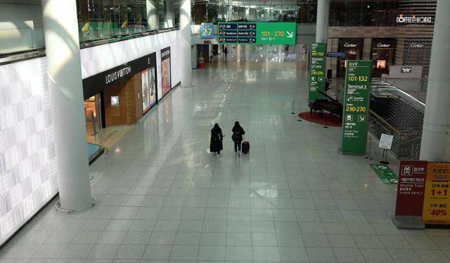 신종 코로나바이러스 감염증(코로나19)이 확산하던 2021년 2월 인천국제공항 제1터미널 면세점 구역의 모습. 뉴시스