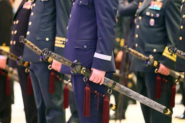 2024년 2월 7일 청와대 영빈관에서 열린 육·해·공군, 해병대 준장 진급자 및 진급예정자 삼정검 수여식에서 준장 진급 장성들이 윤석열 전 대통령에게 받은 삼정검을 들고 있다. 서재훈 기자