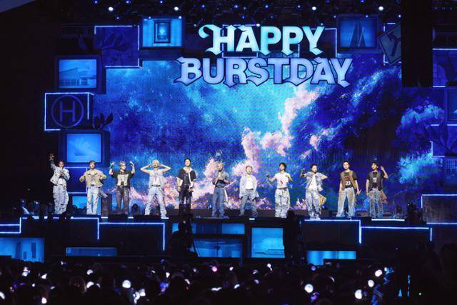 그룹 ‘세븐틴’이 25일 서울 잠수교에서 데뷔 10주년 기념 공연 ‘비-데이 파티: 버스트 스테이지 @잠수교’를 하고 있다. 이날 공연에는 군 복무 중인 두 멤버를 제외한 11명의 멤버가 참여했다. 플레디스 엔터테인먼트 제공