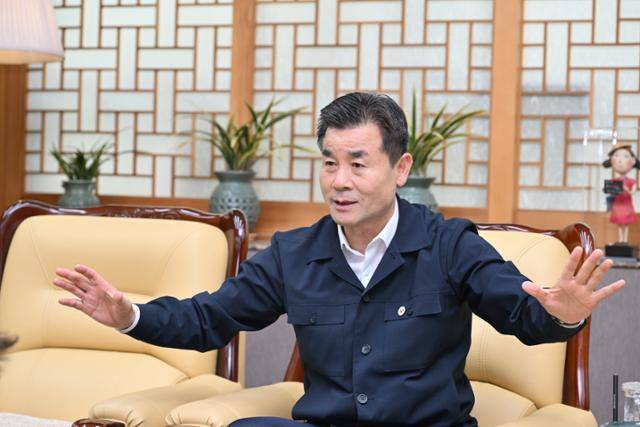 김영길 울산 중구청장이 지난 16일 한국일보와의 인터뷰에서 그린벨트 해제 성과에 대해 설명하고 있다. 울산 중구 제공