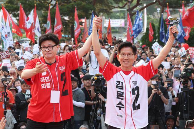 김문수(오른쪽) 국민의힘 대선 후보가 26일 서울 도봉구 방학사거리에서 한동훈 전 대표와 집중유세를 하고 있다. 연합뉴스