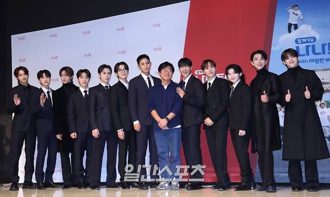 그룹 세븐틴 준, 호시, 디에잇, 디노, 버논, 원우, 민규, 나영석 PD, 도겸, 승관, 우지, 조슈아, 에스쿱스(왼쪽부터)가가 3일 오후 서울 강남구 엘리에나호텔에서 열린 tvN 새 예능 '나나투어 with 세븐틴' 제작발표회에 참석해 포즈를 취하고 있다. '나나투어 with 세븐틴'은 가이드로 재취업한 여행 예능 20년 차 베테랑 ‘NA이드’와 이탈리아의 여름으로 떠난 데뷔 10년 차 세븐틴의 찐~한 우정 여행기. 오는 5일 오후 8시 40분 첫 방송. 서병수 기자 qudtn@edaily.co.kr /2024.01.03/