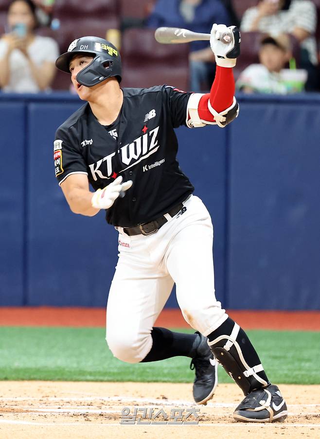 25일 오후 서울 고척스카이돔에서 열린 2025 프로야구 KT 와 키움 경기. KT 황재균이 3회 1사 1,2루서 1타점 적시타를 날리고 있다. 고척=정시종 기자 capa@edaily.co.kr /2025.05.25.