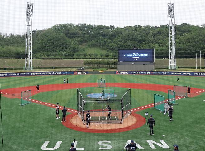 <yonhap photo-5246=""> 울산 문수야구장에서 몸 푸는 NC 선수들 (울산=연합뉴스) 김용태 기자 = 16일 프로야구 NC 다이노스의 임시 홈구장으로 사용되는 울산 문수야구장에서 NC 선수들이 키움 히어로즈와의 경기를 앞두고 몸을 풀고 있다. 2025.5.16 yongtae@yna.co.kr/2025-05-16 16:02:22/ <저작권자 ⓒ 1980-2025 ㈜연합뉴스. 무단 전재 재배포 금지, AI 학습 및 활용 금지></yonhap>