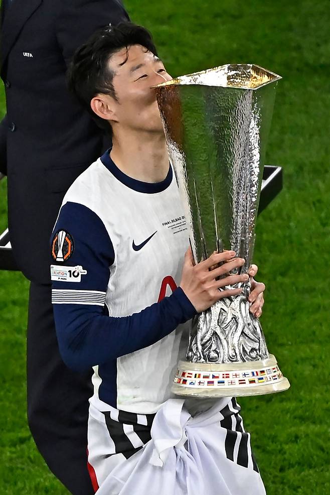 UEL 우승 트로피에 입을 맞추는 손흥민. AFP=연합뉴스