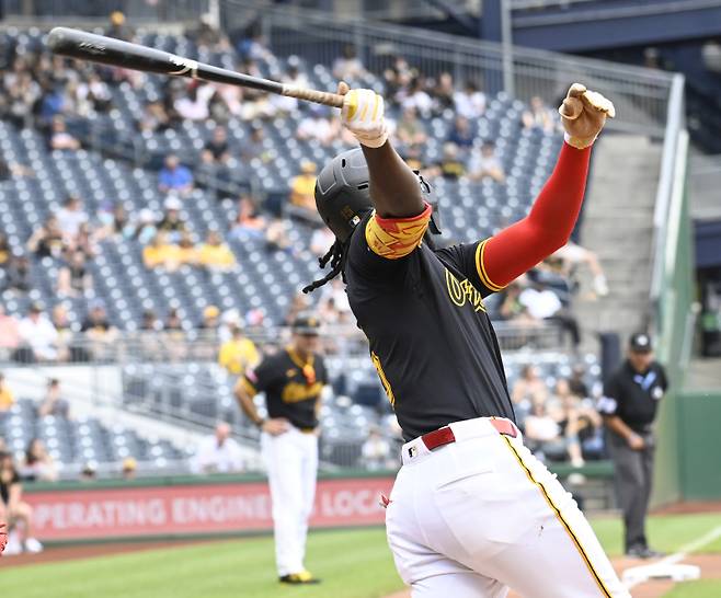<yonhap photo-2003=""> Pittsburgh Pirates outfielder Oneil Cruz (15) doubles in the third inning scoring one run against the Chicago Cubs at PNC Park on Thursday May 1, 2025 in Pittsburgh. Photo by Archie Carpenter/UPI/2025-05-02 05:51:11/ <저작권자 ⓒ 1980-2025 ㈜연합뉴스. 무단 전재 재배포 금지, AI 학습 및 활용 금지></yonhap>