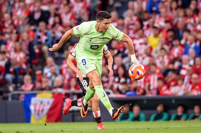 <yonhap photo-2093=""> epa12135254 FC Barcelona's Robert Lewandowski scores the 0-1 goal during the Spanish LaLiga soccer match between Athletic Club Bilbao and FC Barcelona, in Bilbao, Spain, 25 May 2025. EPA/Javier Zorrilla/2025-05-26 05:08:10/ <저작권자 ⓒ 1980-2025 ㈜연합뉴스. 무단 전재 재배포 금지, AI 학습 및 활용 금지></yonhap>