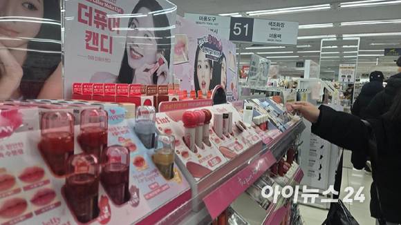 서울의 한 다이소 뷰티 코너에서 소비자가 상품을 고르고 있다. [아이뉴스24 진광찬 기자]