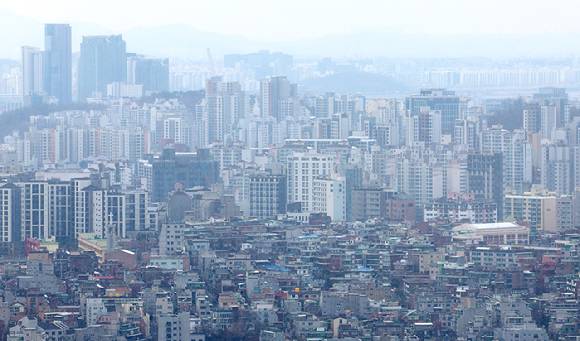 서울 남산에서 바라본 서울 다세대 주택과 아파트단지 모습. [사진=연합뉴스]
