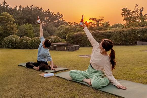 선셋 비어 요가 프로그램. [사진=신라호텔]