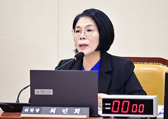최민희 국회 과학기술정보통신위원장이 과학기술정보방송통신위원회의 국정감사에서 질의를 하고 있다. [사진=곽영래 기자]
