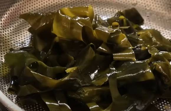 점액질이 풍부한 식품을 먹는 것도 노인성 변비를 해결하는 데 도움이 된다. 사진은 미역.  [사진=유튜브 @강쉪]