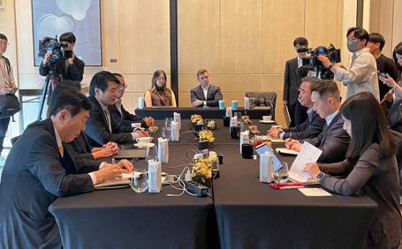 제이슨 권 오픈AI 최고전략책임자(CSO)와 오픈AI 주요 관계자들이 26일 오전 서울 포시즌스호텔에서 더불어민주당 선거대책위원회와 비공개 회동을 진행 중이다. [사진=더불어민주당]