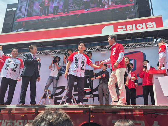 김문수 국민의힘 대선 후보가 26일 오전 경기도 안성 중앙시장에서 열린 집중유세에서 손학규 전 경기지사 등과 함께 지지를 호소하고 있다.  [사진=유범열 기자]