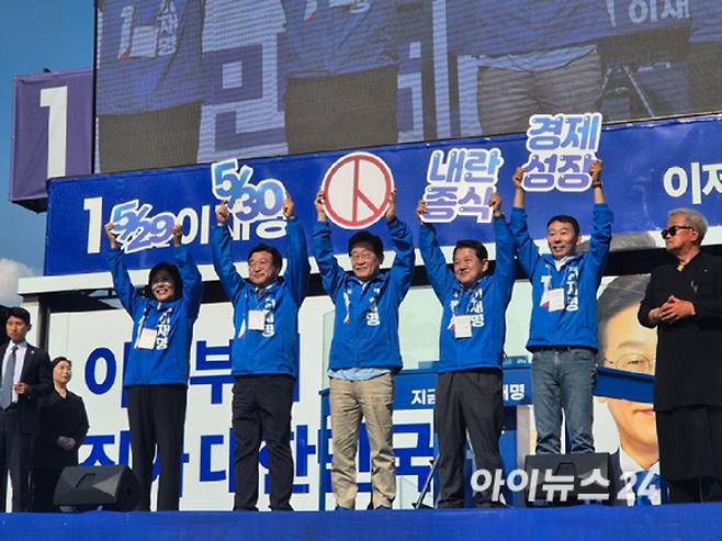 이재명 더불어민주당 대선 후보가 26일 경기도 남양주시 평내호평역 광장에서 유세를 진행하고 있다. [사진=김주훈 기자]